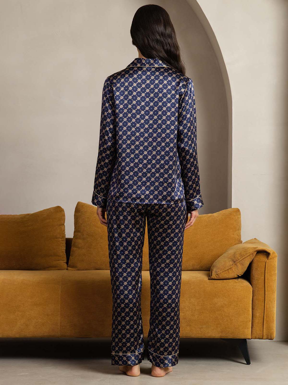 Dame Pyjamas I Ren Silke Med Navy Kædemønster Og Lange Ærmer Med Reverskrave - Image 3