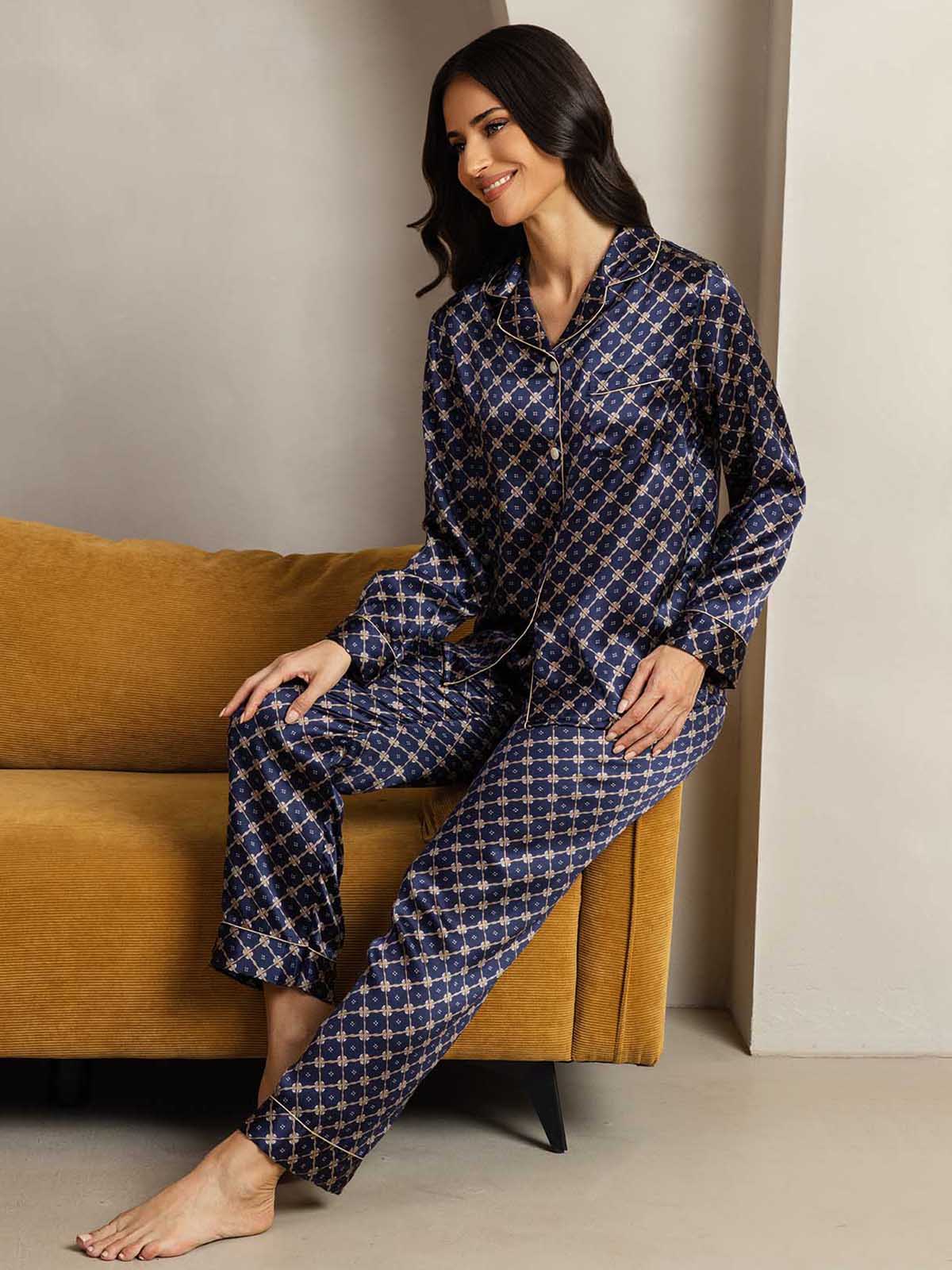 Dame Pyjamas I Ren Silke Med Navy Kædemønster Og Lange Ærmer Med Reverskrave - Image 4