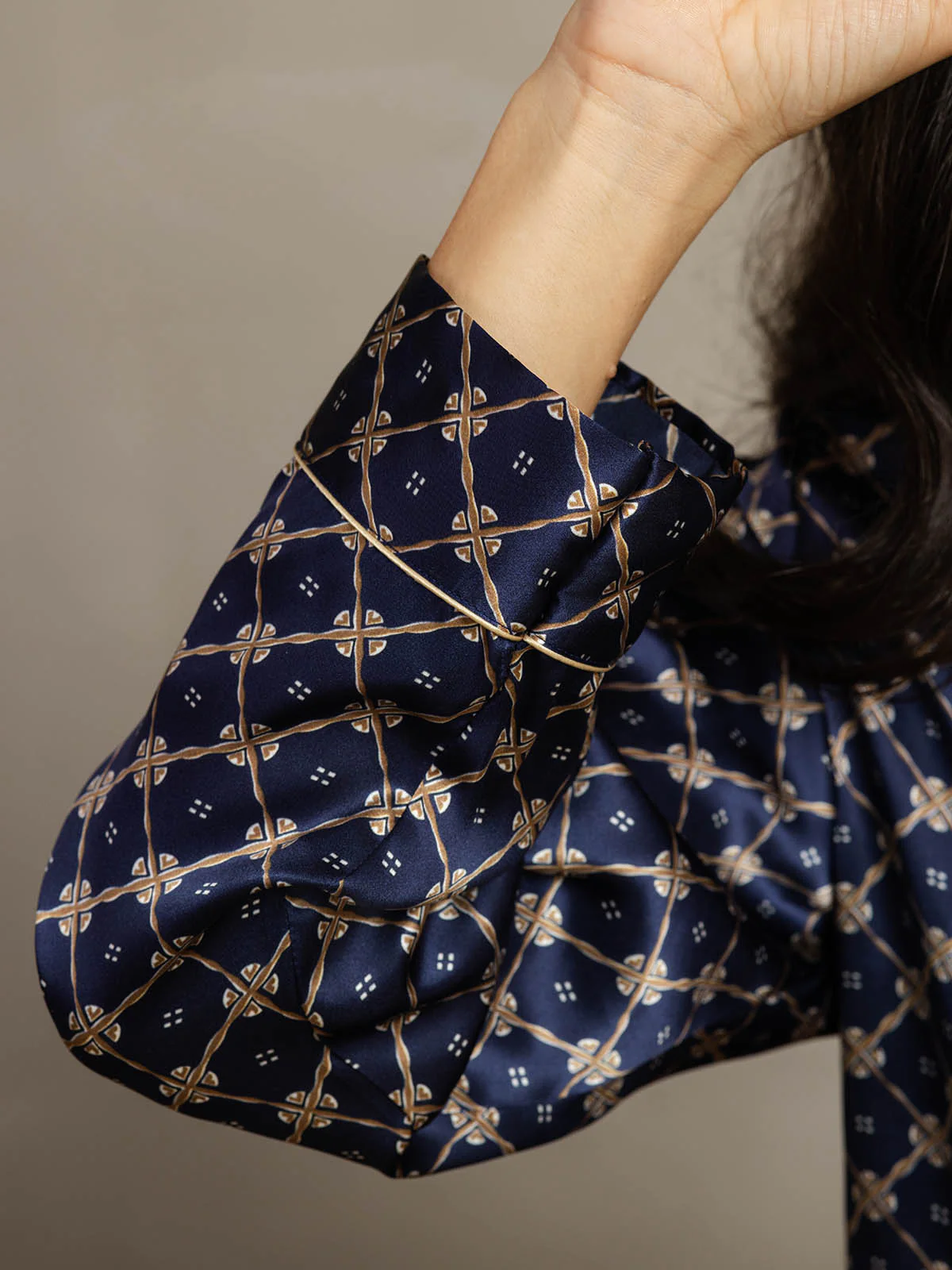 Dame Pyjamas I Ren Silke Med Navy Kædemønster Og Lange Ærmer Med Reverskrave - Image 7