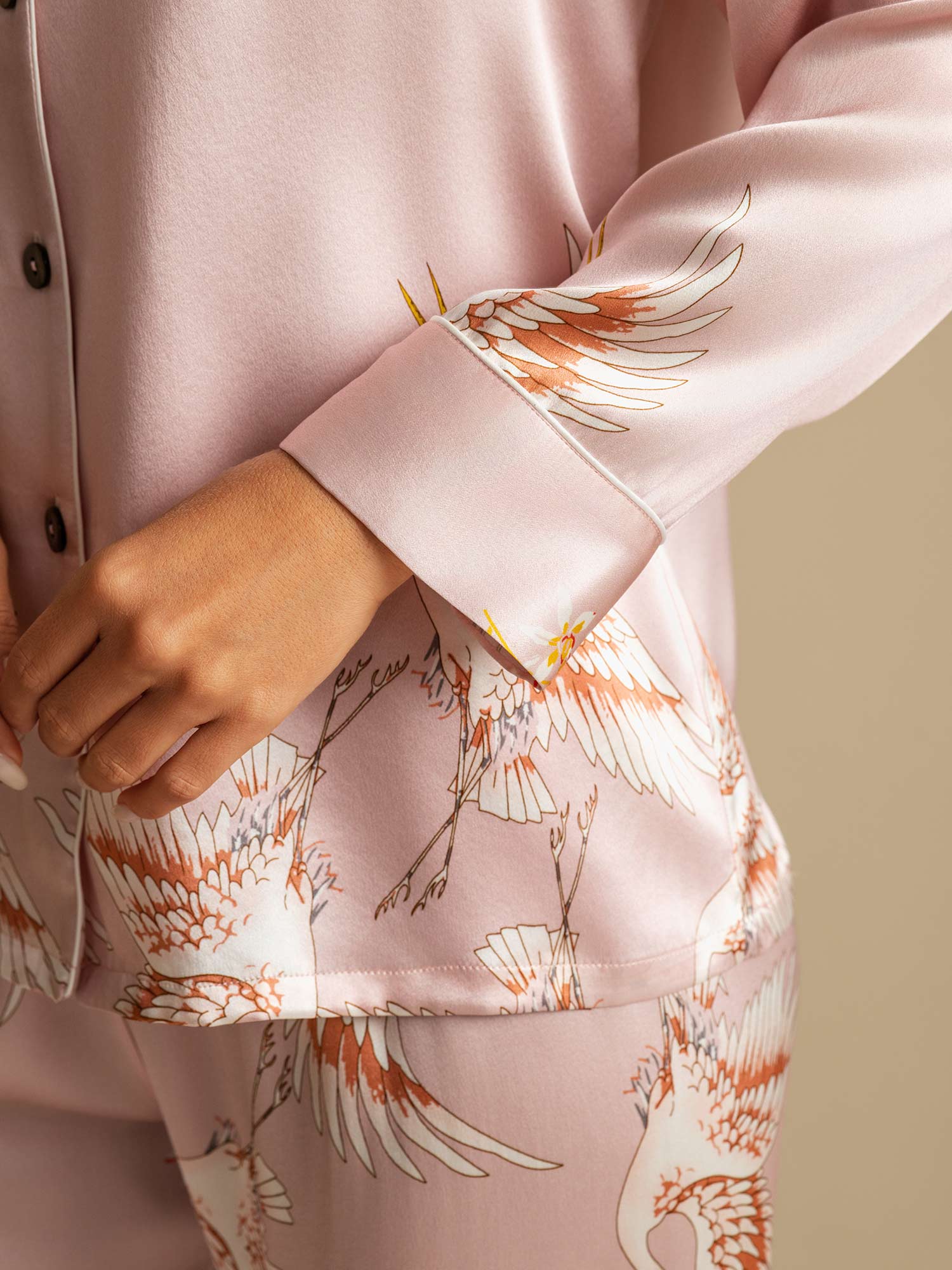 19Momme Pyjamasæt I Ren Silke Til Kvinder Med Traneprint Og Langærmet Reverskrave - Image 5
